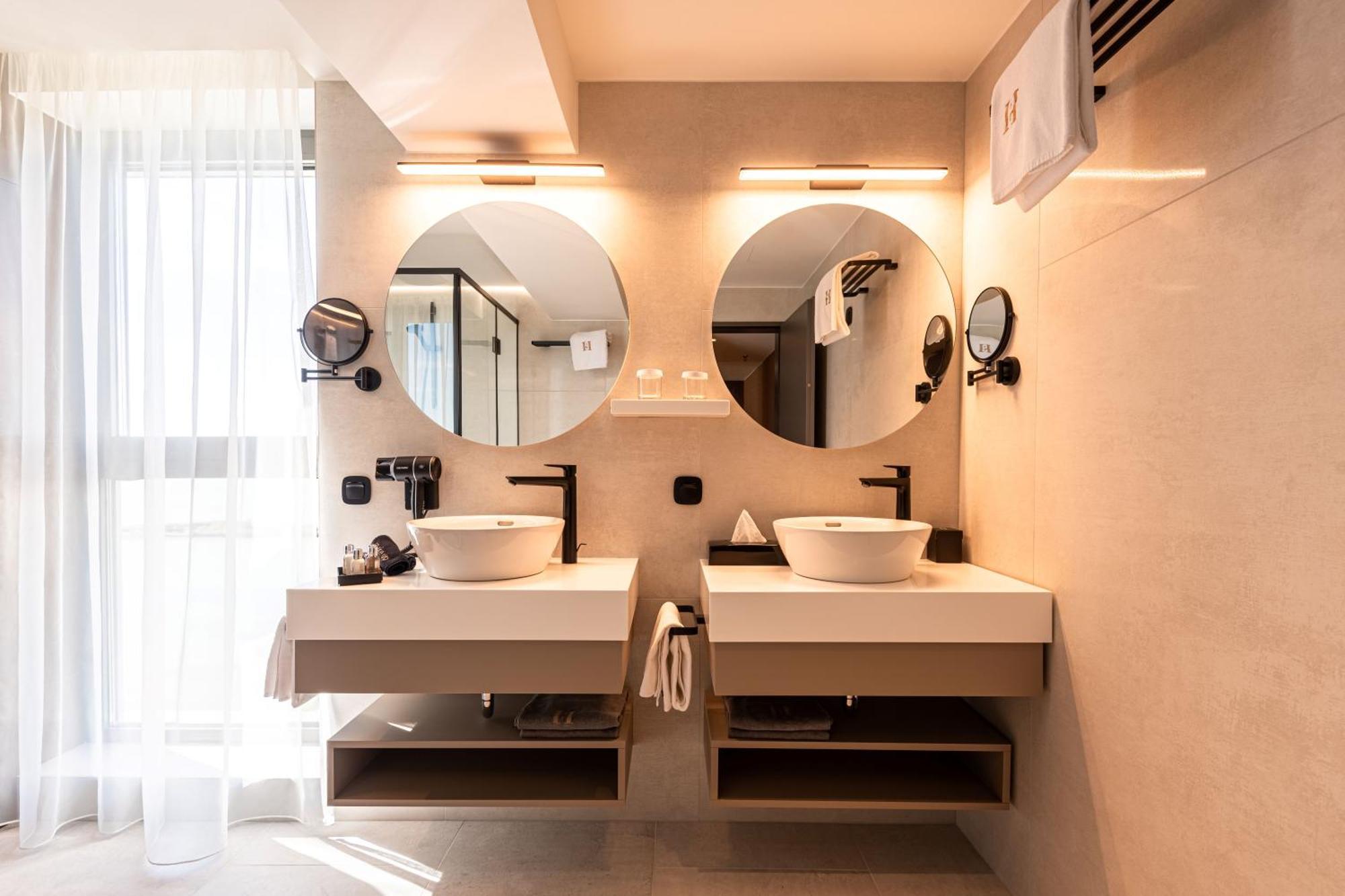 Helikon, Hotel 4*